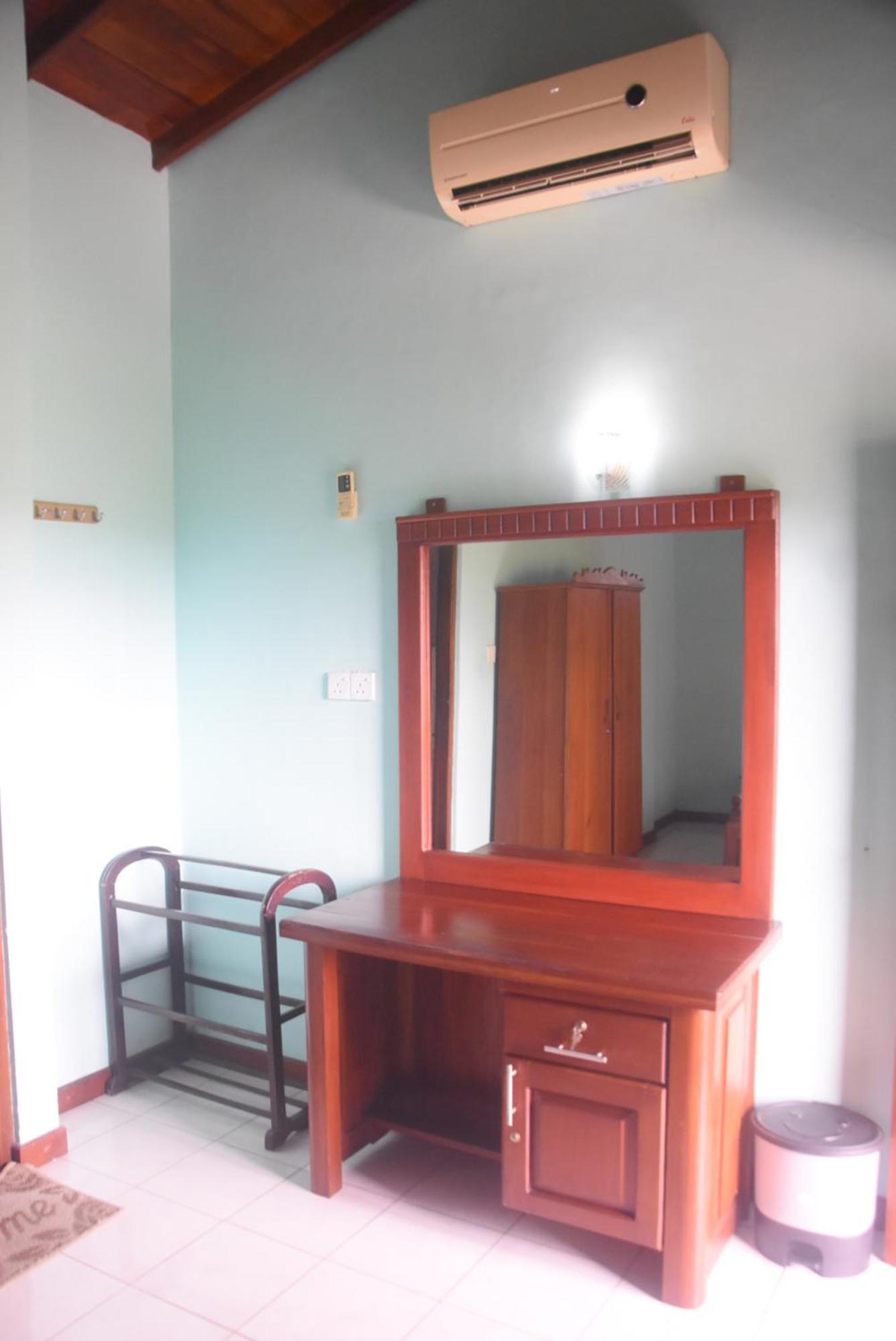 Hotel Rathna Gems Halt Ratnapura Esterno foto